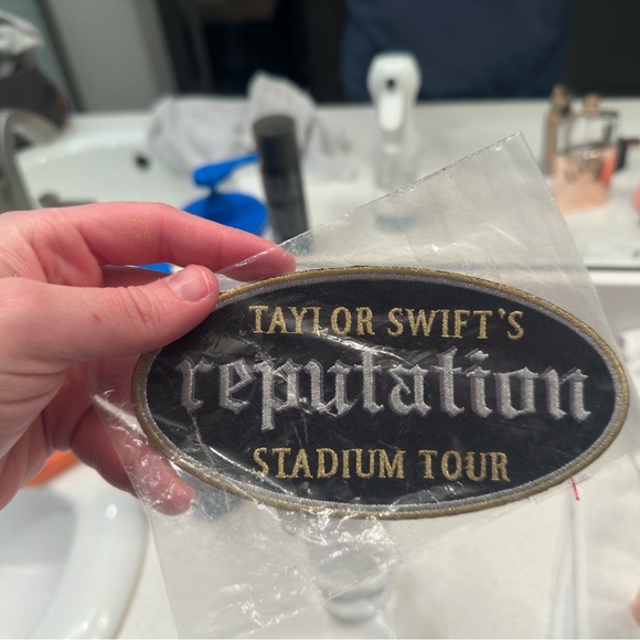 Taylor Swift Reputation Stadium Tour Official Patch. Never opened - Picture 3 of 5